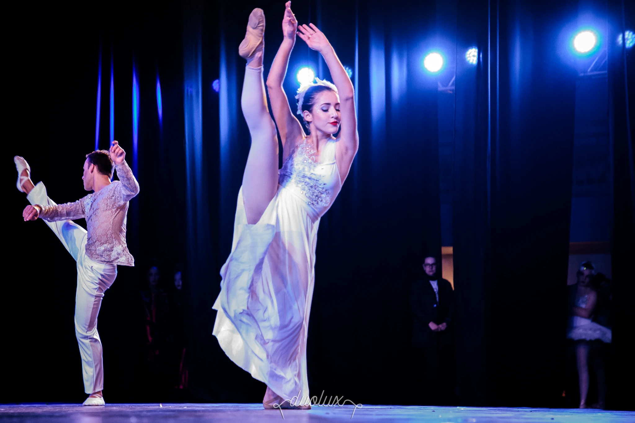 Bailarinos de branco em movimento